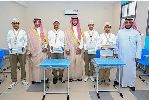 "سعود بن نهار" يسلم الطلاب كتبهم الدراسية في مدارس الطائف