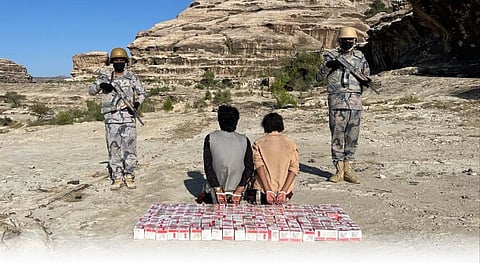 حرس حدود عسير يقبض على مخالفين لمحاولة تهريب 30 ألف قرص محظور