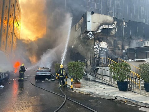 مدني الرياض: تضرر 9 مركبات إثر حريق في مبنى سكني بالعليا
