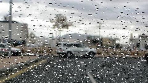 أمطارٌ متوسطة مصحوبة بصواعق رعديّة ورياح شديدة وتساقط البَرَد وجريان السيول على محافظة جدة