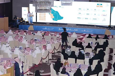 تكريم 2929 معلماً لإسهامهم في تزويد 714 ألف طالب بمهارات القرن الـ21