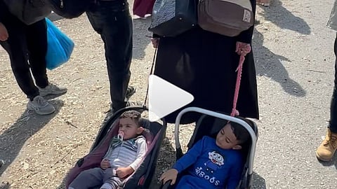 شاهد: سارت 5 ساعات تسحب طفليها دون كلل.. أم فلسطينية تثير تفاعل المتابعين