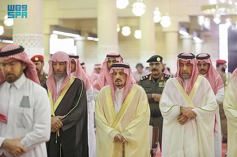 أمير الرياض يؤدي صلاة الميت على الأمير يزيد بن سعود بن عبدالعزيز