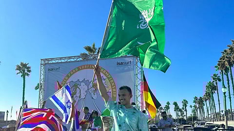 مهند المالكي.. أول سعودي يمثل بلاده في بطولة العالم لركوب الأمواج لذوي الإعاقة