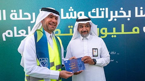 "الحقيل" يتسلّم النسخةَ الثالثة من مجلة "نحو المليون"