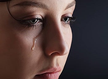 "عندما تبكي المرأة يهدأ الرجل الغاضب".. دراسة تكشف سرًّا في دموع النساء يؤثر بشدة على الرجال