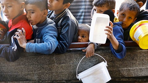 صف طويل من الأطفال الباحثين عن الطعام في غزة