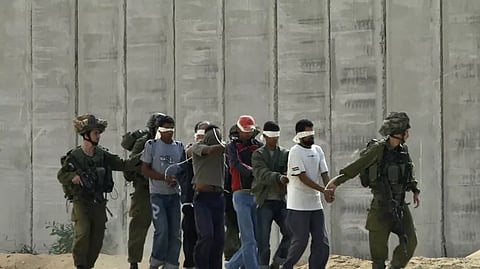 تفتيش عارٍ وسحب وجراح.. أوضاع كارثية للمعتقلين بسجن "عتصيون" الإسرائيلي