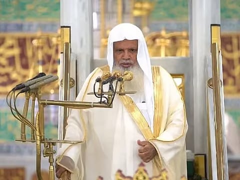 إمام وخطيب المسجد النبوي علي بن عبدالرحمن الحذيفي