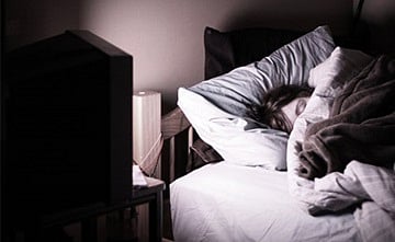 حتى أمام التلفزيون.. خبراء: عديدٌ من العوامل تساعد على الاستمتاع بنومٍ هانئ ليلاً