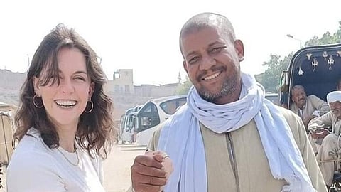"لا تُقَدر بثمن".. قصةٌ عنوانها الأمانة تجمع سائحة إنجليزية وسائق حنطور مصري