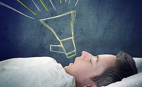 حالة واحدة توجب استشارة الطبيب.. دراسة: الكلام أثناء النوم قد يكون مشكلة صحية