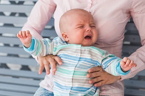 عادة ترهق الآباء خاصة ليلاً.. 3 خطوات لمساعدة الرضيع على النوم دون حمله أو هزّه عادة ترهق الآباء خاصة ليلاً.. 3 خطوات لمساعدة الرضيع على النوم دون حمله أو هزّه