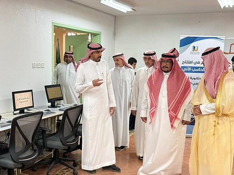 تدشين معمل الحاسب الآلي بثانوية أشيقر بعد دعمه وتحديثه بأجهزة جديدة