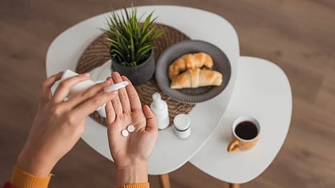 التزموا بالتوجيهات الطبية.. طبيب: 4 أنواع من الأدوية تفقد فعاليتها إذا تناولتها مع الطعام