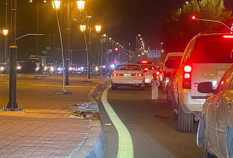 دوريات الأمن تُنقذ طفلاً استغله والده للتسوُّل في تقاطع خطير بـ"شرائع مكة"