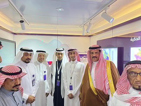 محافظ أبو عريش يتفقد الحافلة الذكية بحديقة الشهداء