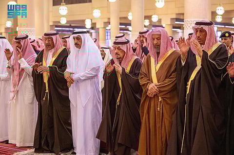 أمير الرياض يؤدي صلاة الميت على عبدالعزيز بن خالد بن عبدالله بن محمد آل مشاري آل سعود