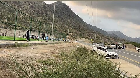 ملعب وأكاديمية بجوار شارع تكثر فيه الحوادث.. "مطالبة بمطبات صناعية" تنقذ الأرواح في "إخلال محايل"