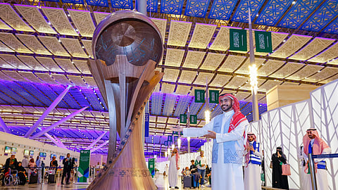 "مطارات جدة" تحتفل مع المسافرين بفوز السعودية باستضافة كأس العالم عام 2034
