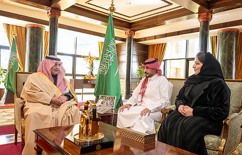 أمير تبوك يستقبل رئيس وأعضاء نادي "بلاي باك" للأفلام والمسرح بالمنطقة