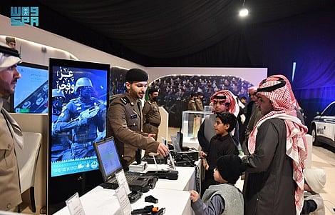 "الداخلية" تستعرض رحلة تطور المركبات الأمنية في معرضها بمهرجان الإبل