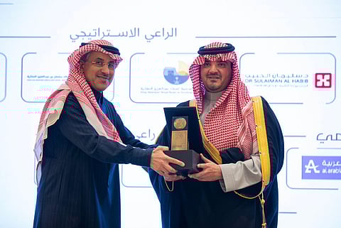 سمو وزير الداخلية الأمير عبدالعزيز بن سعود يكرم مجموعة الدكتور سليمان الحبيب الطبية