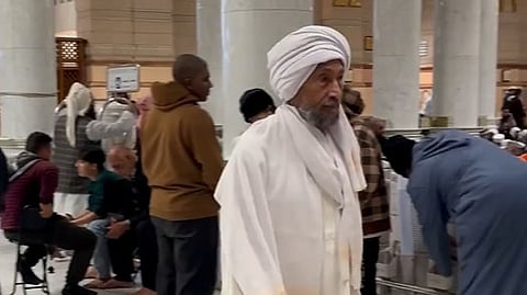 عزيمة الخاتم السبعيني.. أكبر طالب في حلقات تحفيظ القرآن بالمسجد النبوي
