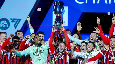 فريق ميلان الإيطالي يتوج بلقب السوبر الإيطالي