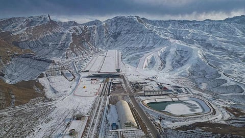 مشهد مروع .. طفلة تهوي من عربة تزلج على ارتفاع شاهق بالصين