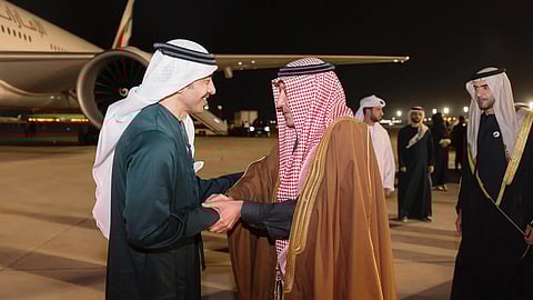 نائب رئيس مجلس الوزراء وزير خارجية دولة الإمارات يصل إلى الرياض