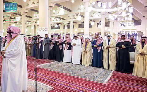 أمير الرياض يؤدي صلاة الميت على والدة الأميرة فهدة بنت فهد بن خالد بن ناصر بن عبدالعزيز