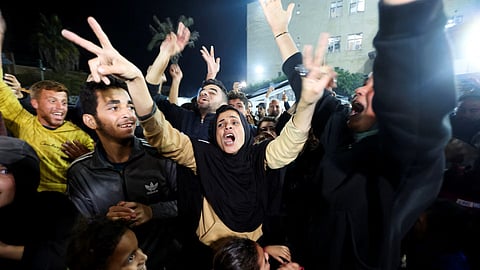 بالصور: فرحة خالطتها الدموع.. احتفالات في غزة بعد صمود دام طويلاً