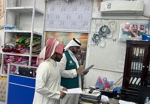 "توطين الوظائف" بنجران تواصل جولاتها الرقابية على نشاطي المفروشات والأثاث
