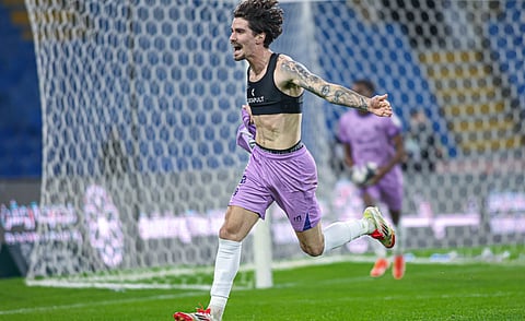 فرحة أليكس كولادو لاعب الأخدود بتسجيل هدف الفوز على الأهلي