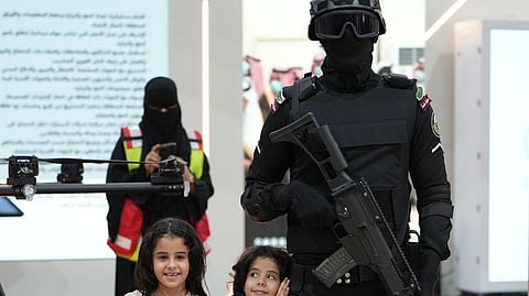 ليست مجرد لقطة عابرة.. صورة لقوات التدخل السريع تؤكد الحزم الأمني بلمسات إنسانية
