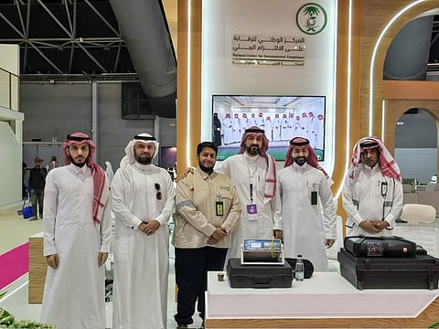 زوّار معرض الحج يتعرّفون على دور مركز "الالتزام البيئي" في خدمة ضيوف الرحمن