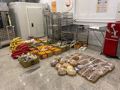 عسير.. مصادرة 1680 كيلو من الأغذية والملابس تُباع وتخزّن بطرق عشوائية