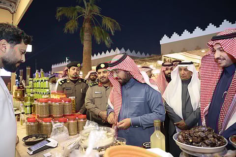 محافظ الخرج يزور مهرجان الخرج الأول للتمور والقهوة السعودية