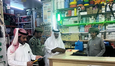 لجنة التوطين بنجران تواصل جولاتها الرقابية على نشاط بيع مواد البناء والكهرباء