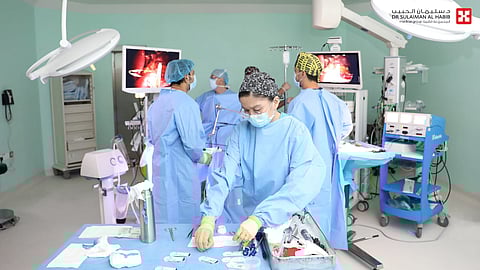 مستشفى الدكتور سليمان الحبيب بالفيحاء في جدة ينهي معاناة مراجع مصاب بداء "كرون الأمعاء الدقيقة" بعملية متقدمة