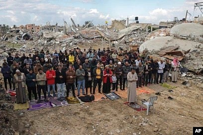 حول العالم في صورة: غزة.. أول صلاة جمعة بعد الهدنة على الأنقاض