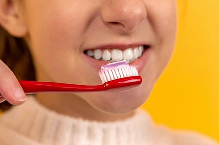 لتجنُّب الإصابة بأمراض اللثة.. متى يجب أن تستبدل فرشاة الأسنان؟