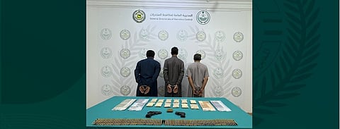 ينبع.. مكافحة المخدرات تقبض على ثلاثة مواطنين لترويجهم 12 ألف قرص مخدر