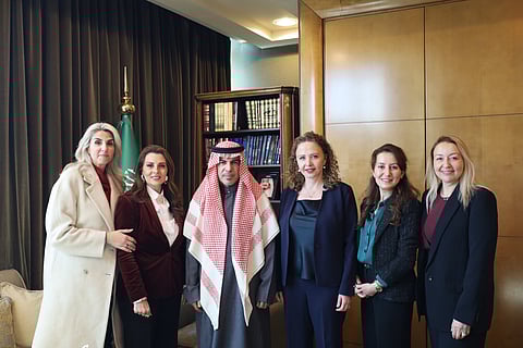 السفير السعودي بدمشق يستقبل وفدًا نسائيًا من التحالف الأمريكي السوري