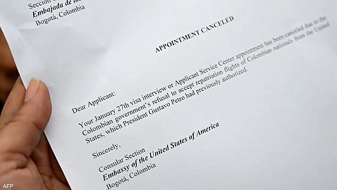 تمَّ تسليم رسائل لعشرات من الكولومبيين من قِبل الموظفين تفيد بإلغاء مواعيدهم