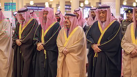 أمير منطقة الرياض يؤدي صلاة الميت على الأميرة وطفاء بنت محمد آل عبدالرحمن آل سعود