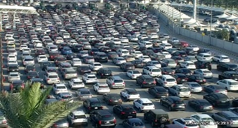 تعطّل الخدمات الإلكترونية في البحرين يؤدي لازدحام في جسر الملك فهد