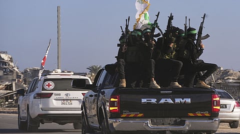 ميناء غزة.. "حماس" تسلّم الأسير الإسرائيلي الأمريكي الثالث للصليب الأحمر