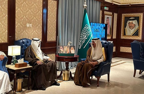 جانب من لقاء محافظ القنفذة محمد القباع بوفد مجلس أمناء مؤسسة حسن الفقيه الثقافية